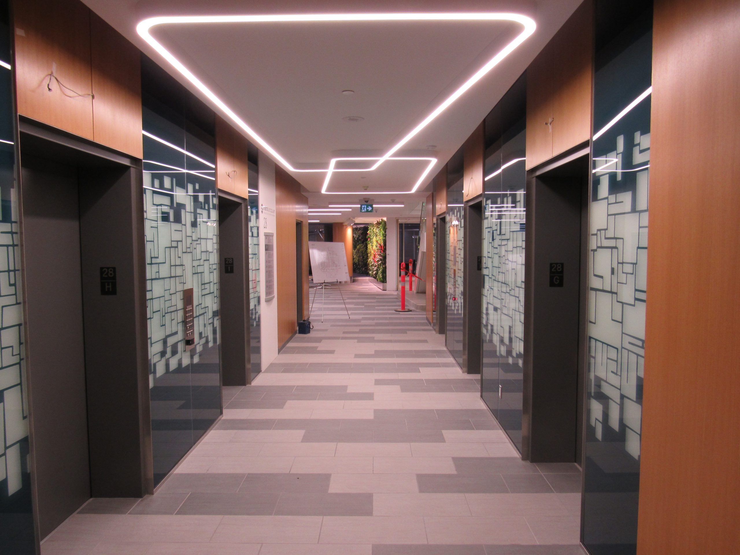Metrovan intersecting fixture